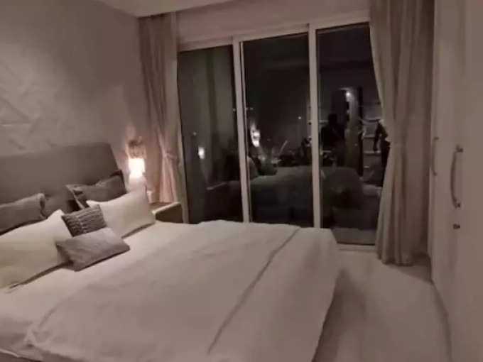सिंपल बेडरूम, सफेद पर्दे से सजा कमरा