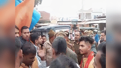 Kaushambi News: सपा नेता स्वामी प्रसाद मौर्य की गाड़ी पर फेंकी गई स्याही, हिंदू संगठनों ने किया विरोध