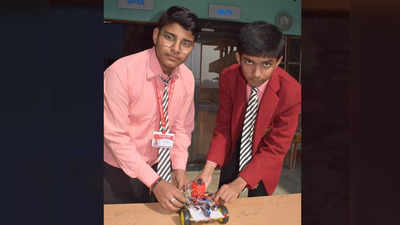 Success story: सीतामढ़ी के छात्रों ने बनाया ऑटोमेटिक फायर फाइटिंग रोबोट, 360 डिग्री घूमकर बुझाएगा आग