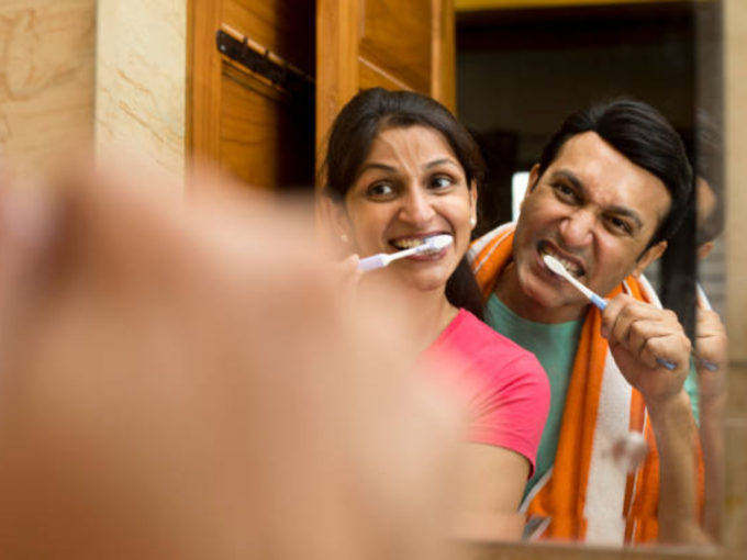 टूथपेस्ट काढण्यावरून वाद