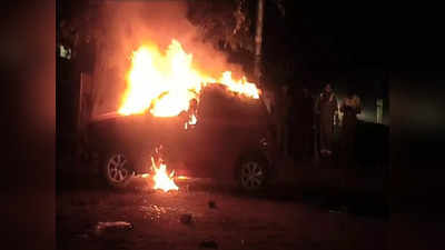 जालौन: कार में अचानक सड़क पर लगी आग, अंदर बैठे शख्स की जलकर हुई दर्दनाक मौत