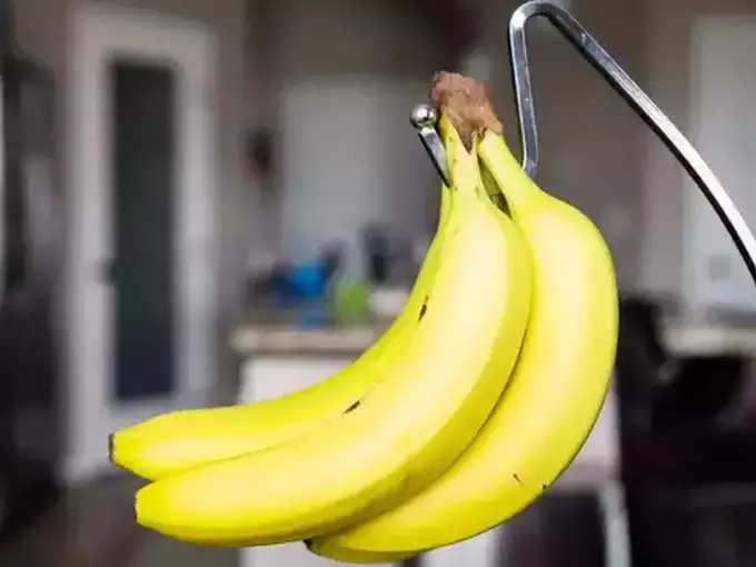 केळीची साले कापून घ्या