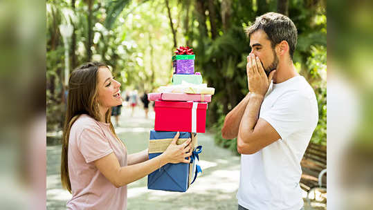 Valentine Day Gifts: बॉयफ्रेंड को तोहफे में देने के लिए बेस्ट हैं ये गिफ्ट, Amazon Sale की डील का उठाएं फायदा
