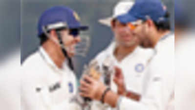 कोलकाता टेस्ट में भारत जीत से बस 7 विकेट दूर
