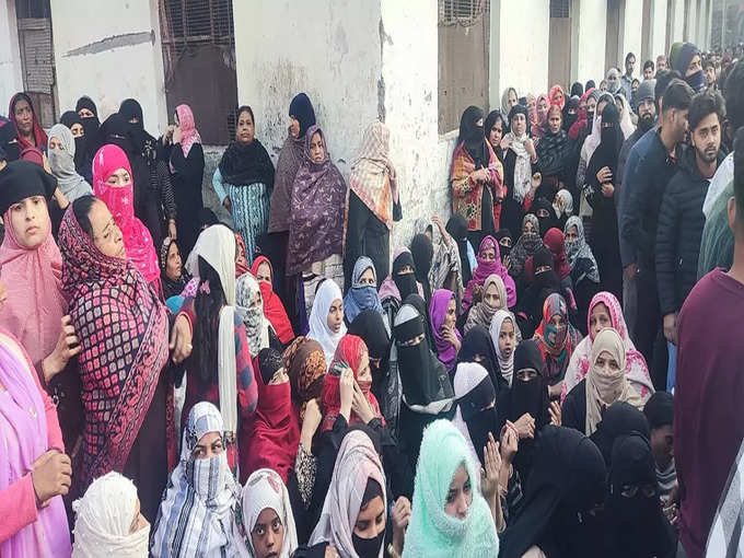 मौके पर जमा मुस्लिम महिलाओं की भीड़