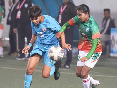 SAFF U19 Women’s Championship: भारत की जीत के बाद स्टेडियम में बवाल, बांग्लादेशी फैंस ने किया पथराव, बदलना पड़ा मैच का नतीजा
