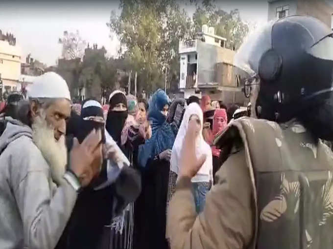 पुलिस से भिड़ी मुस्लिम महिलाएं