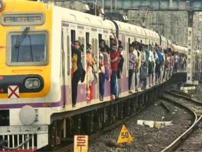 150 लोकल रद्द, नाराज मोटरमैनों ने नहीं किया ओवर टाइम, मुंबई की ट्रेनों मेंल 2 घंटे अटके रहे यात्रियों की आपबीती