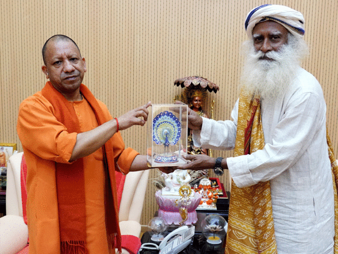 योगी से मुलाकात के बाद सद्गुरु वासुदेव रामलला का दर्शन करने अयोध्‍या पहुंचे