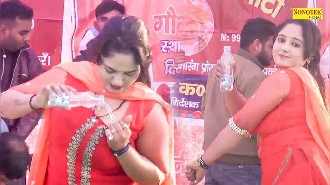 New Haryanvi Dance: कनुका गौशाला की रागिनी में स्‍टेज पर बोतल लेकर चढ़ी डांसर, अंदाज देख मदमस्‍त हुआ पूरा गांव