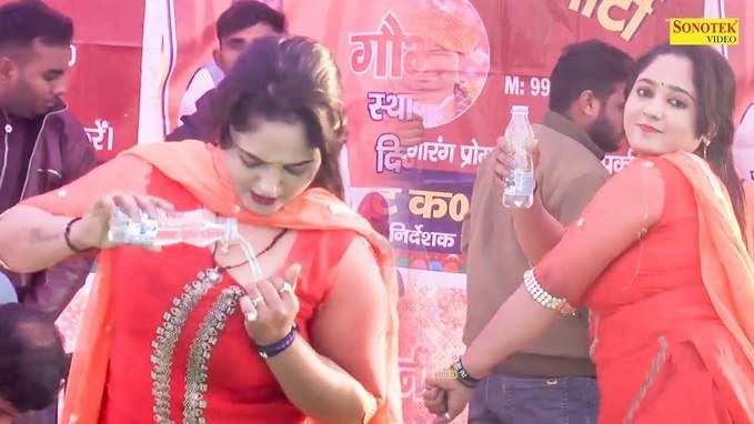 New Haryanvi Dance: कनुका गौशाला की रागिनी में स्‍टेज पर बोतल लेकर चढ़ी डांसर, अंदाज देख मदमस्‍त हुआ पूरा गांव