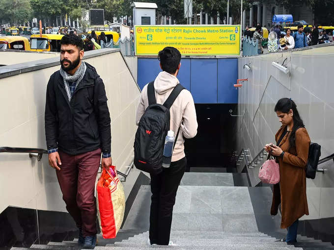 दिल्ली मेट्रो ने बंद किए गेट, लोगों हुए परेशान