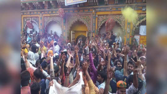 मथुरा: ब्रज में 40 दिवसीय होली का आगाज, बांके बिहारी मंदिर में उड़ा गुलाल और श्रद्धालु भक्ति में रंगे