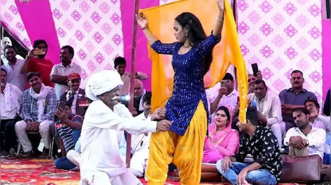 Haryanvi Dance: रागिनी में अन्‍नू चौधरी के पीछे पड़े बूढ़े ताऊ, सासरे ना जाऊंगी पर किया ऐसा डांस कि सब हो गए दंग 