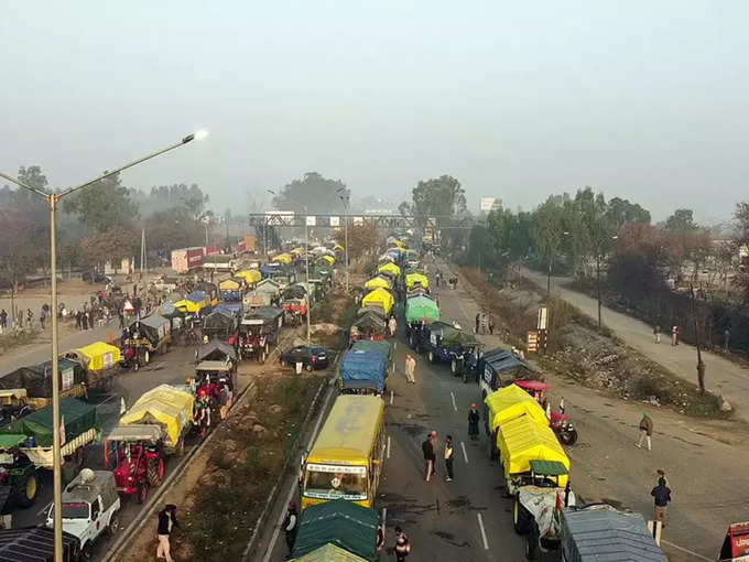 पैदल पार किया ​सिंघु बॉर्डर​