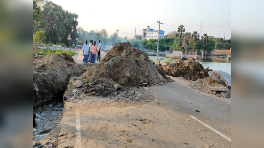 இரண்டு மாதங்களாக தேங்கி இருக்கும் மழை நீர்.... ஸ்ரீவைகுண்டம் ஊருக்குள் செல்லும் போக்குவரத்துக்கு தடை!