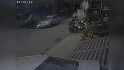 दिल्ली में दर्दनाक रोड एक्सीडेंट, कार ड्राइवर की सीट पर ही मौत, किसकी गलती थी? देखिए वीडियो