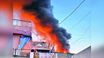 दिल्ली के अलीपुर में भीषण आग से 11 लोगों की मौत, घर में ही चल रही थी फैक्ट्री, आखिर कब बंद होगी ऐसी लापरवाही?