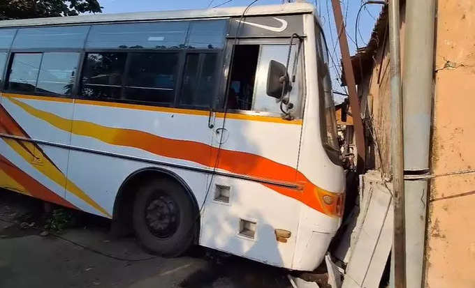 उल्हासनगरमध्ये खाजगी बसचा भीषण अपघात