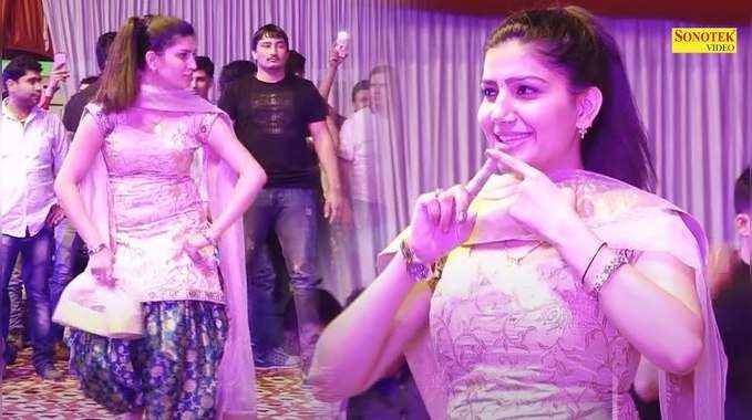 Sapna Dance: महफिल में सपना चौधरी ने किए ऐसे इशारे कि थम गई सबकी सांसें, पुलिस वाले भैया की भी अटक गई नजर