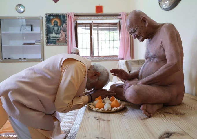 pm modi taking blessing from saint vidyasagar maharaj
