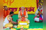 पीएम नरेंद्र मोदी ने ऐसे किया कल्कि धाम मंदिर का श‍िलापूजन, तस्‍वीरों में देखिए पूरा अनुष्‍ठान