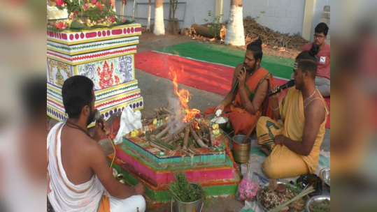 கரூரில் ஹயக்ரீவர் சுவாமிக்கு சிறப்பு யாகம்; பொதுத்தேர்வில் மாணவர்கள் வெற்றி பெற பெற்றோர்கள் பிரார்த்தனை!