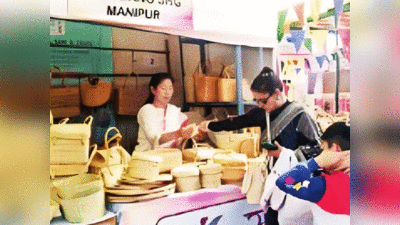 नोएडा में सरस आजीविका मेला: घास के उत्पाद बना लखपति दीदी बन गईं मणिपुर की नौसा