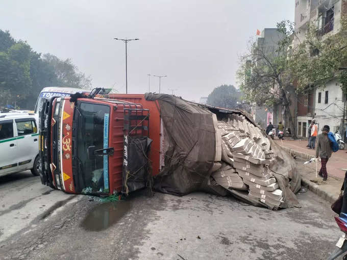 मजनू का टीला के पास भी ट्रक पलटा