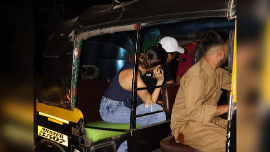तस्वीरें: किसी अनजान शख्स के साथ ऑटो रिक्शा में नजर आईं मलाइका अरोड़ा, कैमरे को देख चेहरा छिपाती आईं नजर 