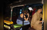 तस्वीरें: किसी अनजान शख्स के साथ ऑटो रिक्शा में नजर आईं मलाइका अरोड़ा, कैमरे को देख चेहरा छिपाती आईं नजर