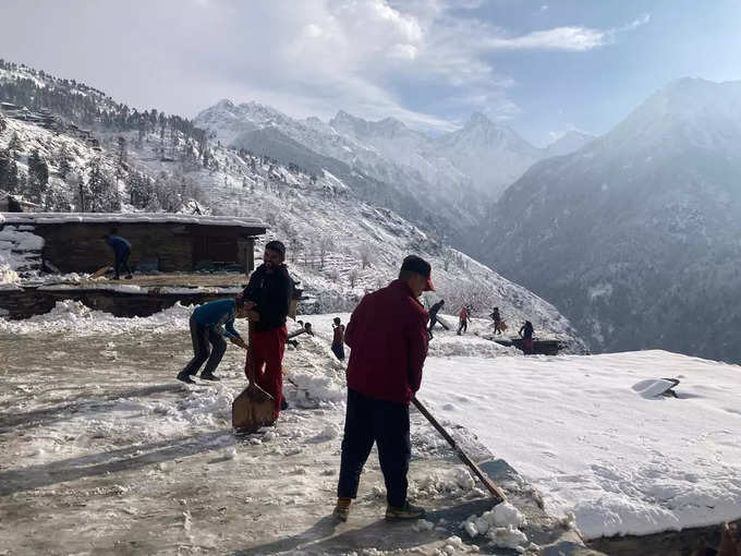 घरों की छतों से हटानी पड़ती है बर्फ