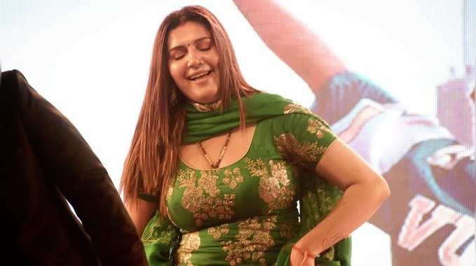 Sapna New Dance: बिहार के मुजफ्फरपुर पहुंची सपना चौधरी ने लगाए जोरदार ठुमके, हरियाणवी अंदाज देख बेकाबू हुई जनता 