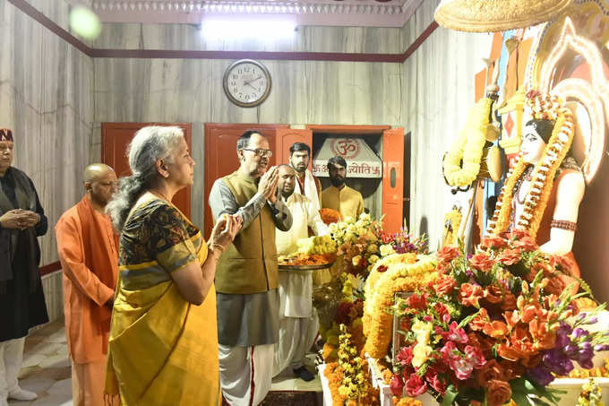 गोरखपुर पहुंचीं वित्त मंत्री निर्माला सीतारमण गोरखनाथ मंदिर में गुरु गोरखनाथ बाबा का दर्शन किया। तारामंडल स्थित इनकम टैक्स ऑफिस में आयोजित सेमिनार में मुख्य अतिथि के रूप में लेंगी भाग।