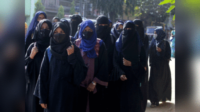 बरेली में हिजाब पहनकर बोर्ड एग्जाम देने आईं छात्राएं, दुपट्टा पहनने के बाद मिली एंट्री
