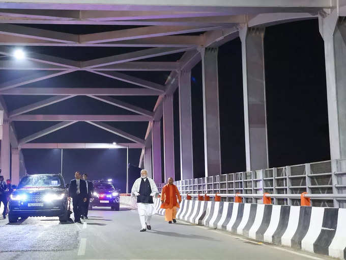 नरेंद्र मोदी रात को वाराणसी में सीएम योगी के साथ पुल का निरीक्षण करते हुए