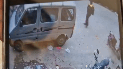 बेटे को वह स्कूल छोड़ने गया था, गाय ने पटक-पटकर मार दिया... दिल दहला रहा दिल्ली का यह वीडियो