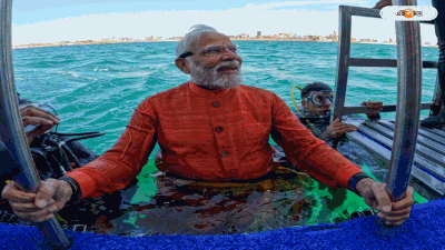 Narendra Modi Scuba Diving : লাক্ষাদ্বীপে স্নরকেলিংয়ের পর দ্বারকায় স্কুবা ডাইভিং, সমুদ্রের নীচে কৃষ্ণের নগরীতে প্রার্থনা মোদীর