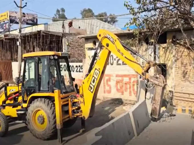 दिल्ली पुलिस खोल रही रास्ते