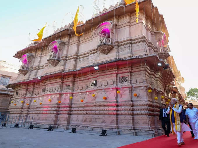 ద్వారకాధీష్ ఆలయంలో ప్రధాని మోదీ ప్రత్యేక పూజలు 