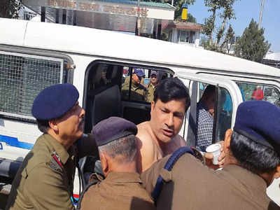 उत्तराखंड विधानसभा बजट सत्र के बीच कपड़े उताकर पहुंच गए आप नेता, रविंद्र आनंद को पुलिस ने किया गिरफ्तार