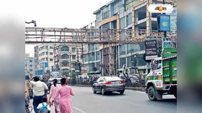 Jessore Road : ফ্লেক্স নেই, বিপজ্জনক ভাবে তোরণ ঝুলছে যশোর রোডে