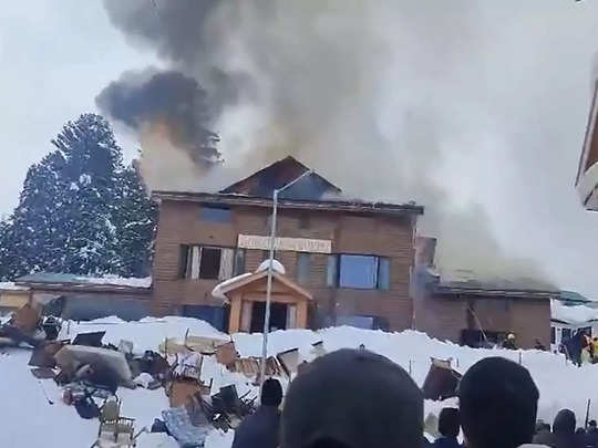 जम्मू-कश्मीर में बारामुला में चारों तरफ बर्फ से घिरे एक होटल में लगी भीषण आग, मची अफरातफरी