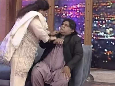 लाइव टीवी पर पाकिस्तानी सिंगर शाज़िया मंज़ूर ने को-होस्ट पर दनादन बरसाए थप्पड़, हनीमून को लेकर पूछा था सवाल