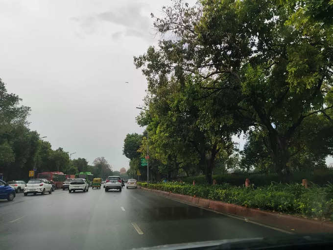 IMD के अनुसार, आज दिल्ली के ज्यादातर इलाकों में तेज हवाओं के साथ हल्की से मध्यम बारिश होगी।