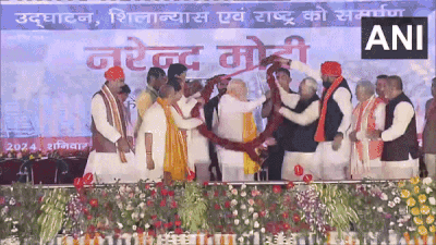 PM Modi in Aurangabad: हाथ खींचा, माला पहनवाया.. पीएम मोदी-नीतीश की जुगलबंदी से बिहार में साफ संदेश