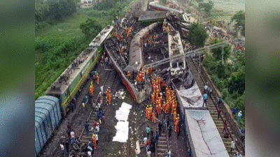 मोबाइल पर क्रिकेट देख रहा था ड्राइवर इसलिए भिड़ी ट्रेनें,  14 मौतों वाले आंध्र प्रदेश हादसे में बड़ा खुलासा