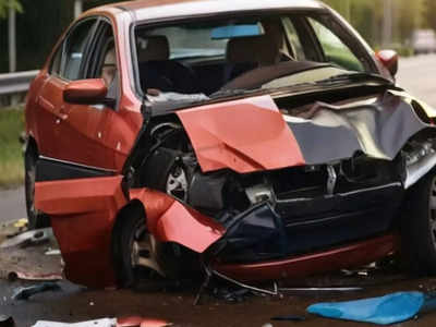डिवाइडर तोड़ ट्रक से टकराई कार, उड़ गए परखच्चे, दिल्ली में दर्दनाक रोड एक्सीडेंट में 3 की मौत