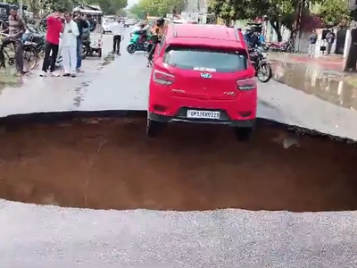 रस्त्याला अचानक पडला भलामोठा खड्डा, धावती कार अडकली खड्ड्यात, विकास नगरमधील व्हिडीओ व्हायरल