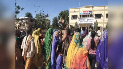 Chhatarpur News: BSP नेता की हत्या पर भड़के ग्रामीण, बड़े-बड़े पत्थरों से महिलाओं ने किया थाने पर हमला